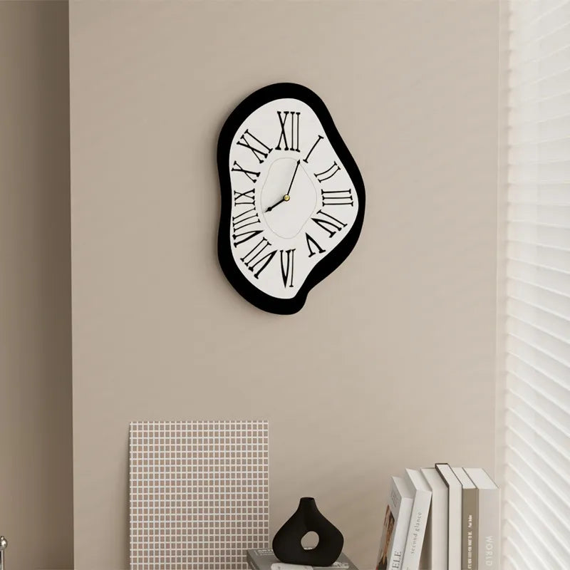 Surrealistische Wanddekoration Uhr mit römischen Ziffern – Moderne Dali-inspirierte Wanduhr für Kunstliebhaber | Karnz
