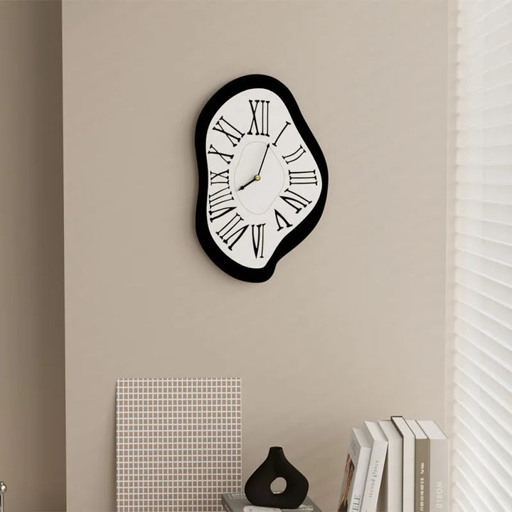 Surrealistische Wanddekoration Uhr mit römischen Ziffern – Moderne Dali-inspirierte Wanduhr für Kunstliebhaber | Karnz
