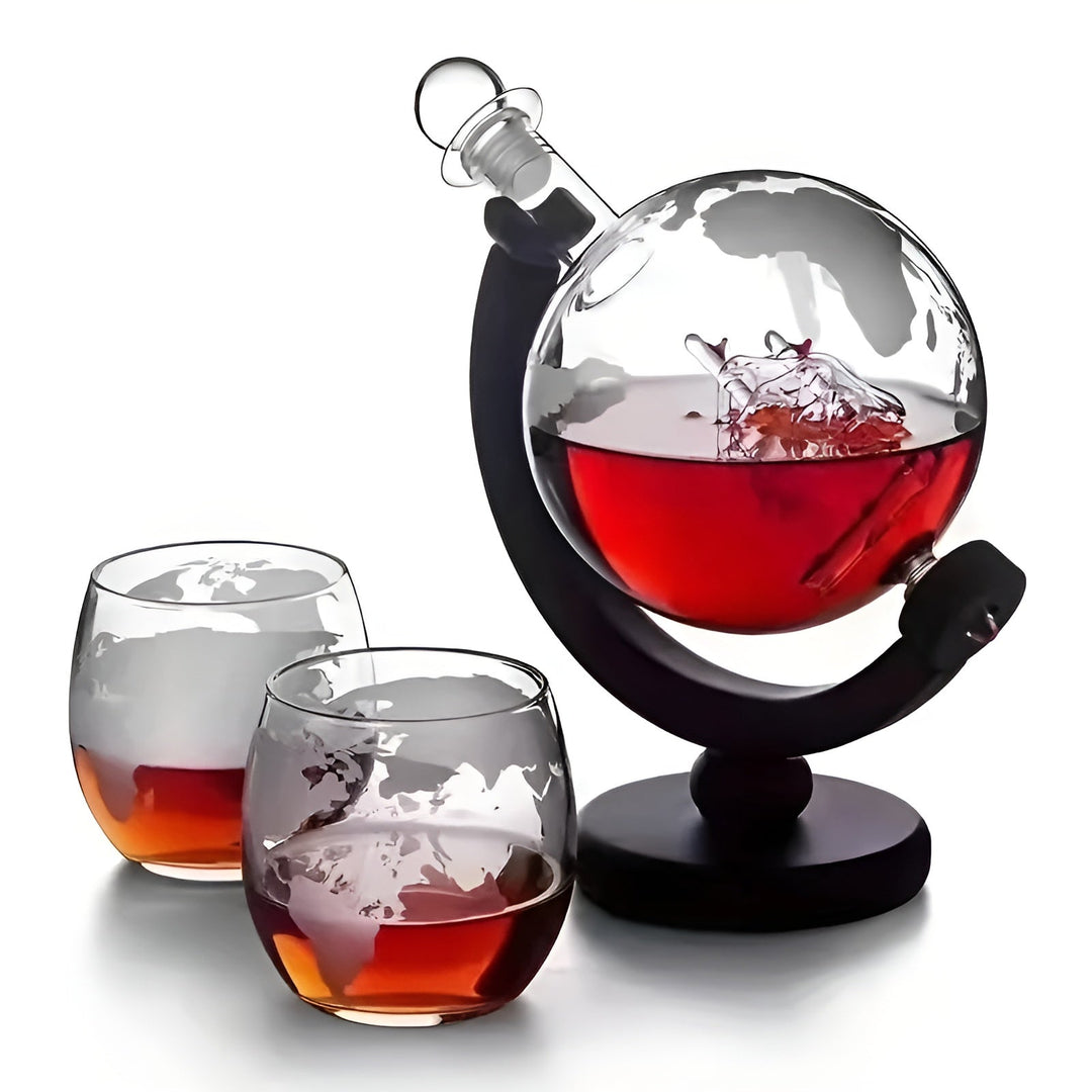 Whisky Dekanter Set in Globusform – Karnzeifreie Karaffe mit Holzständer | Enthält 2 Whisky Gläser | Karnz