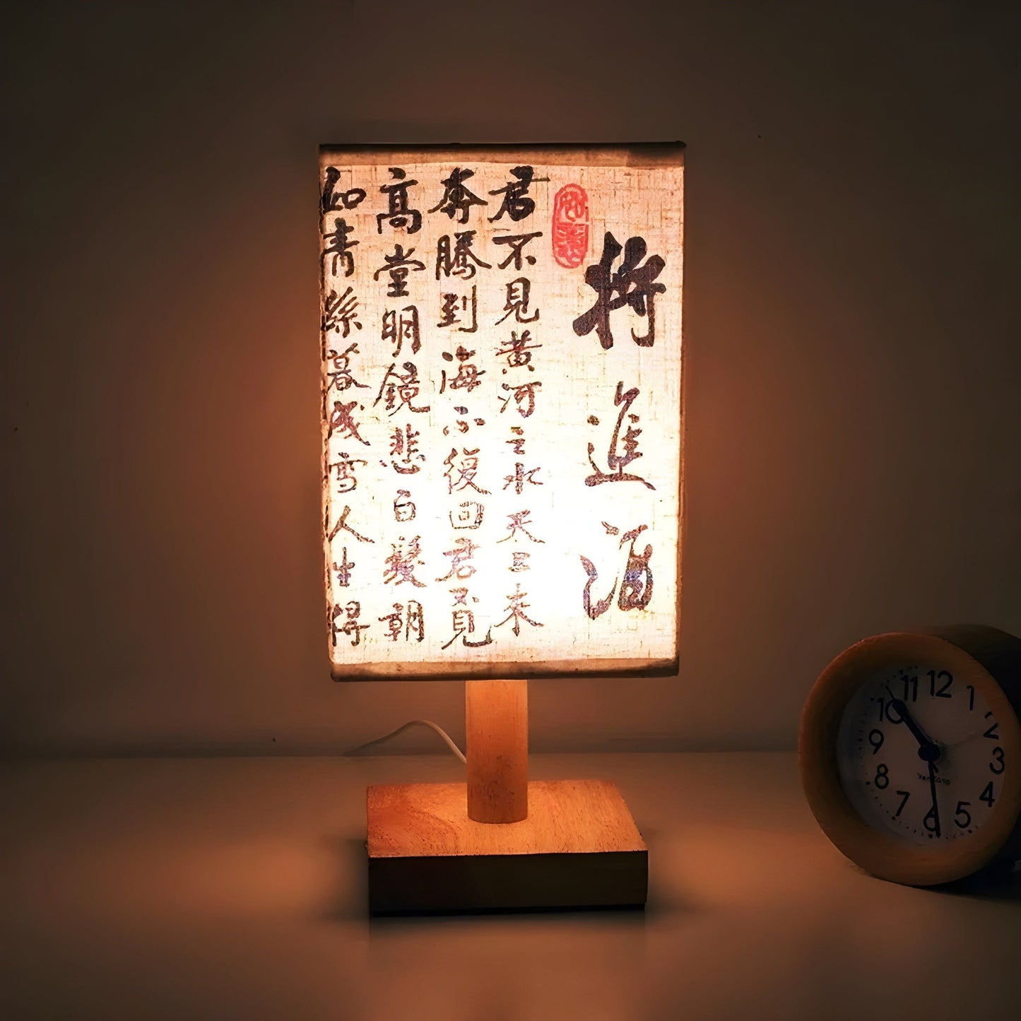 SerenityGlow Lampe – Moderne LED-Lampe im chinesischen Stil mit Stoffbezug