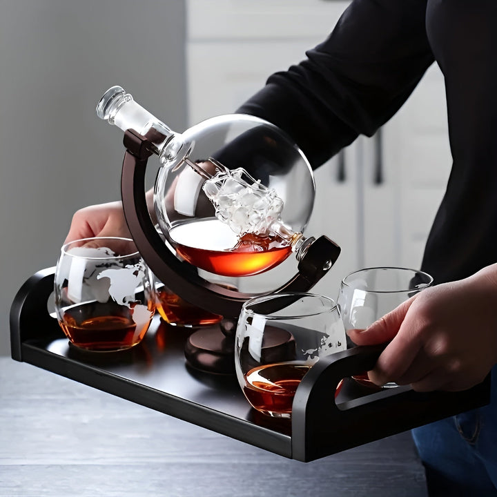 Whisky-Dekanter-Set in Globusform – bleifreie Karaffe mit Holzständer | Inklusive 2 Whiskygläsern