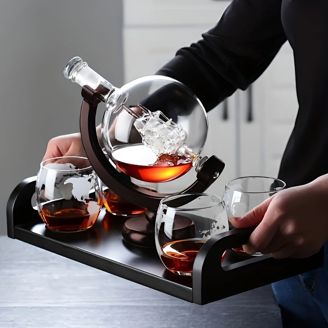 Whisky Dekanter Set in Globusform – Karnzeifreie Karaffe mit Holzständer | Enthält 2 Whisky Gläser | Karnz