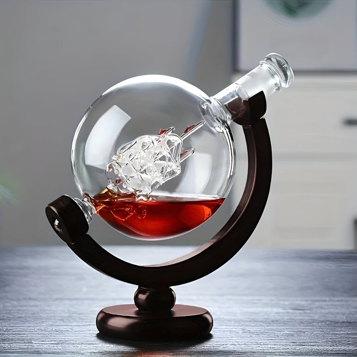 Whisky Dekanter Set in Globusform – Karnzeifreie Karaffe mit Holzständer | Enthält 2 Whisky Gläser | Karnz