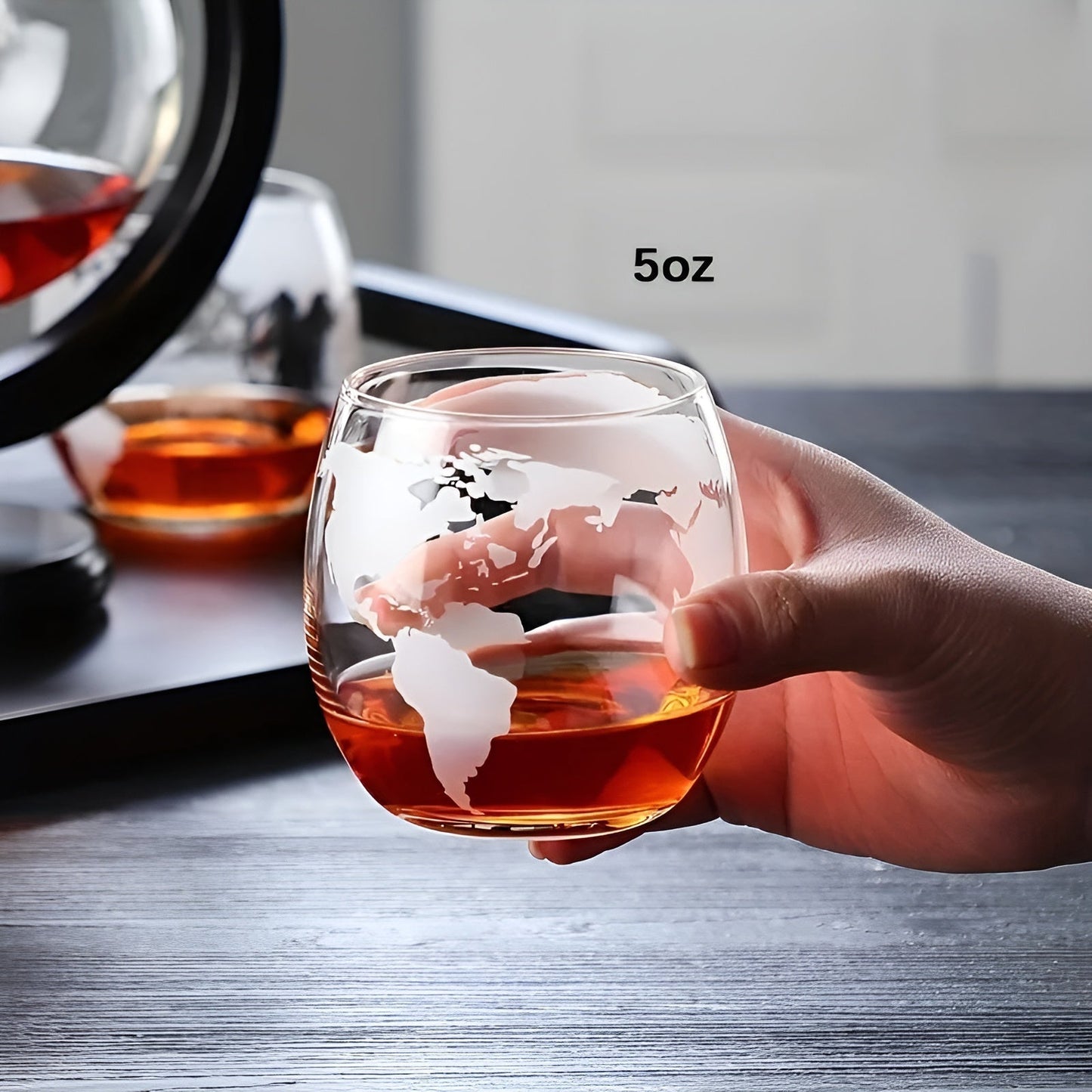 Whisky-Dekanter-Set in Globusform – bleifreie Karaffe mit Holzständer | Inklusive 2 Whiskygläsern
