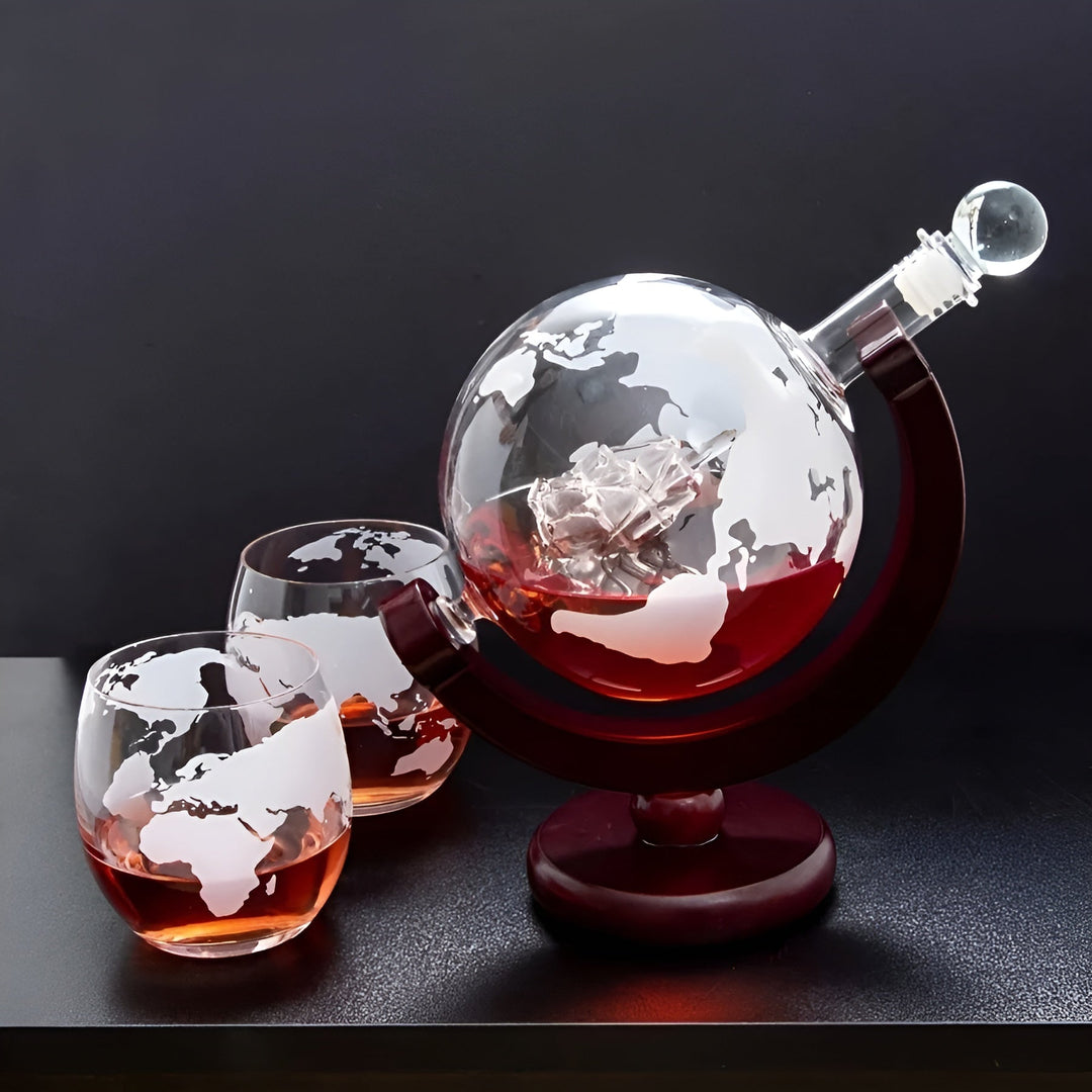 Whisky Dekanter Set in Globusform – Karnzeifreie Karaffe mit Holzständer | Enthält 2 Whisky Gläser | Karnz