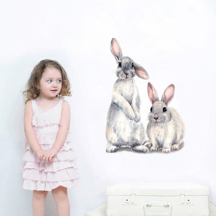 Aquarell-Wandtattoo mit grauen Babykaninchen und Blumenmuster – abnehmbar