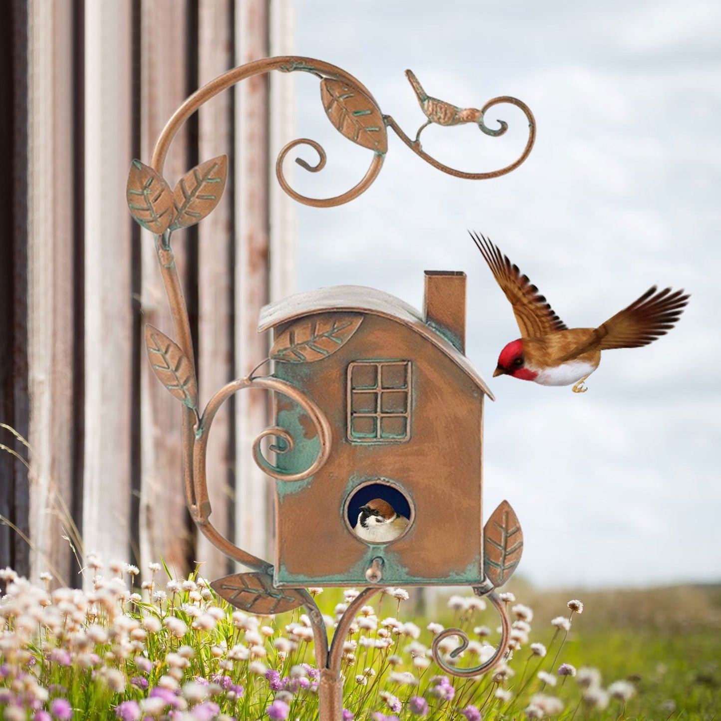 Vogelhaus aus Metall auf Gartenpfahl