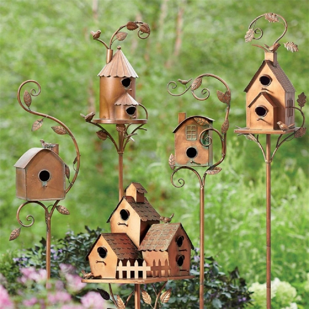 Vogelhaus aus Metall auf Gartenpfahl