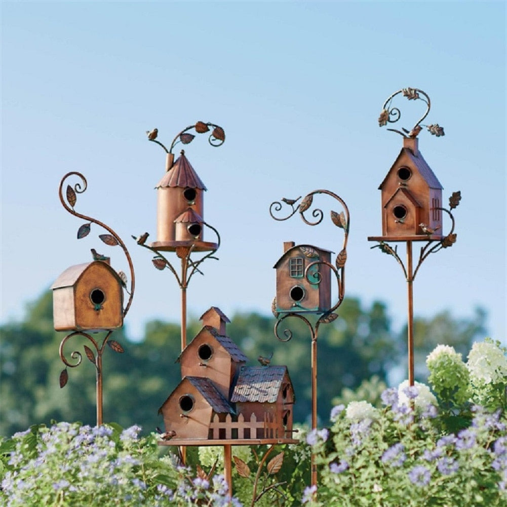 Vogelhaus aus Metall auf Gartenpfahl