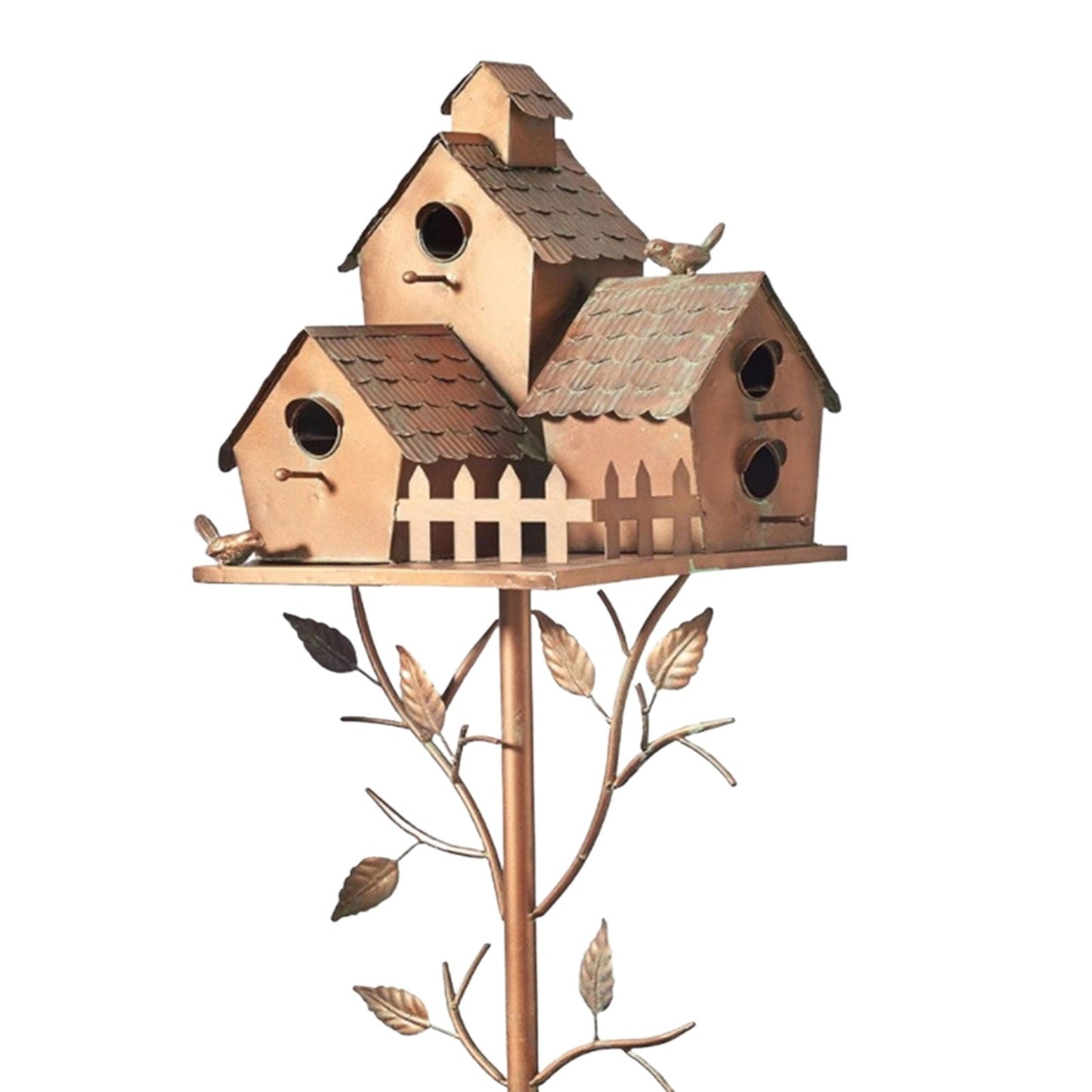 Vogelhaus aus Metall auf Gartenpfahl