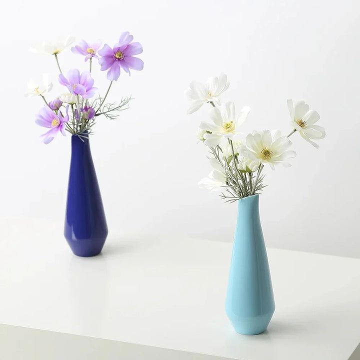 Moderne Porzellanvase in leuchtenden Farben