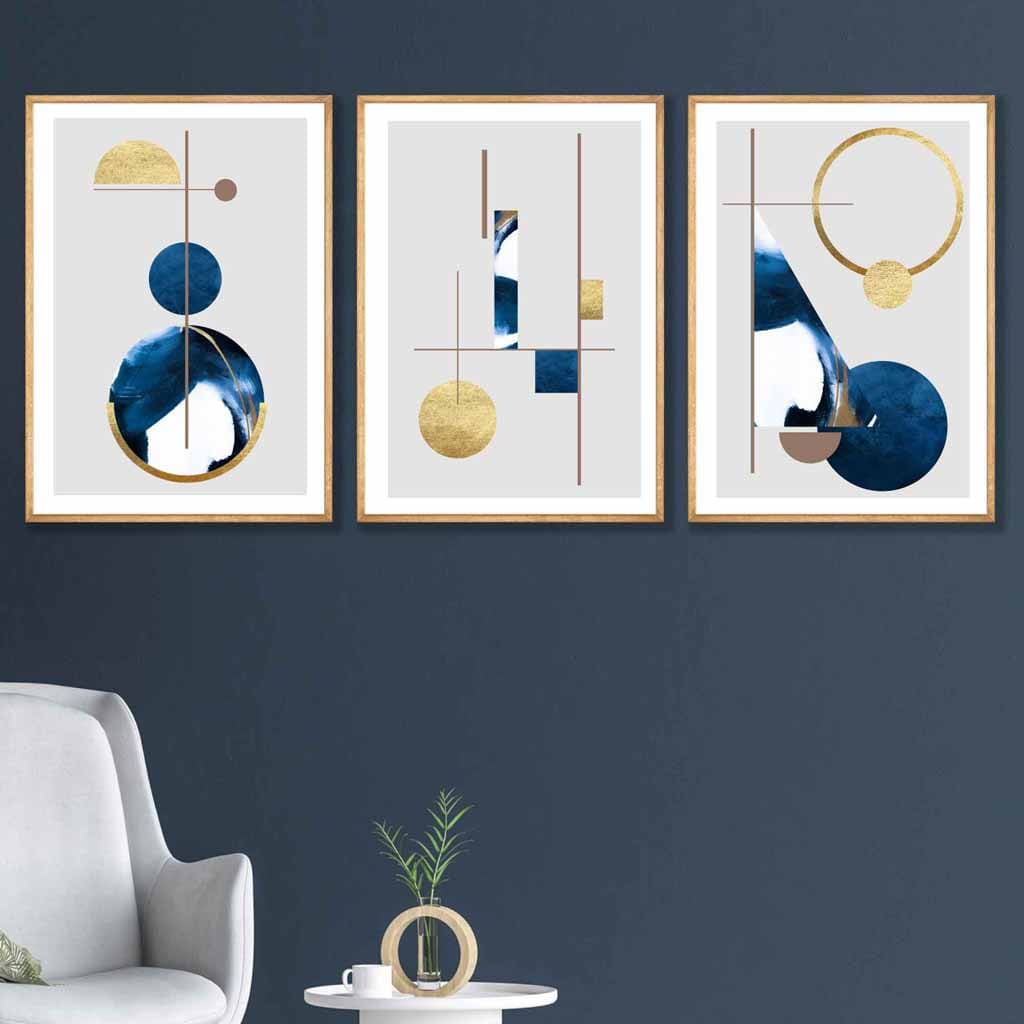Abstraktes Set aus 3 strukturierten geometrischen Wandbildern in Marineblau und Gold