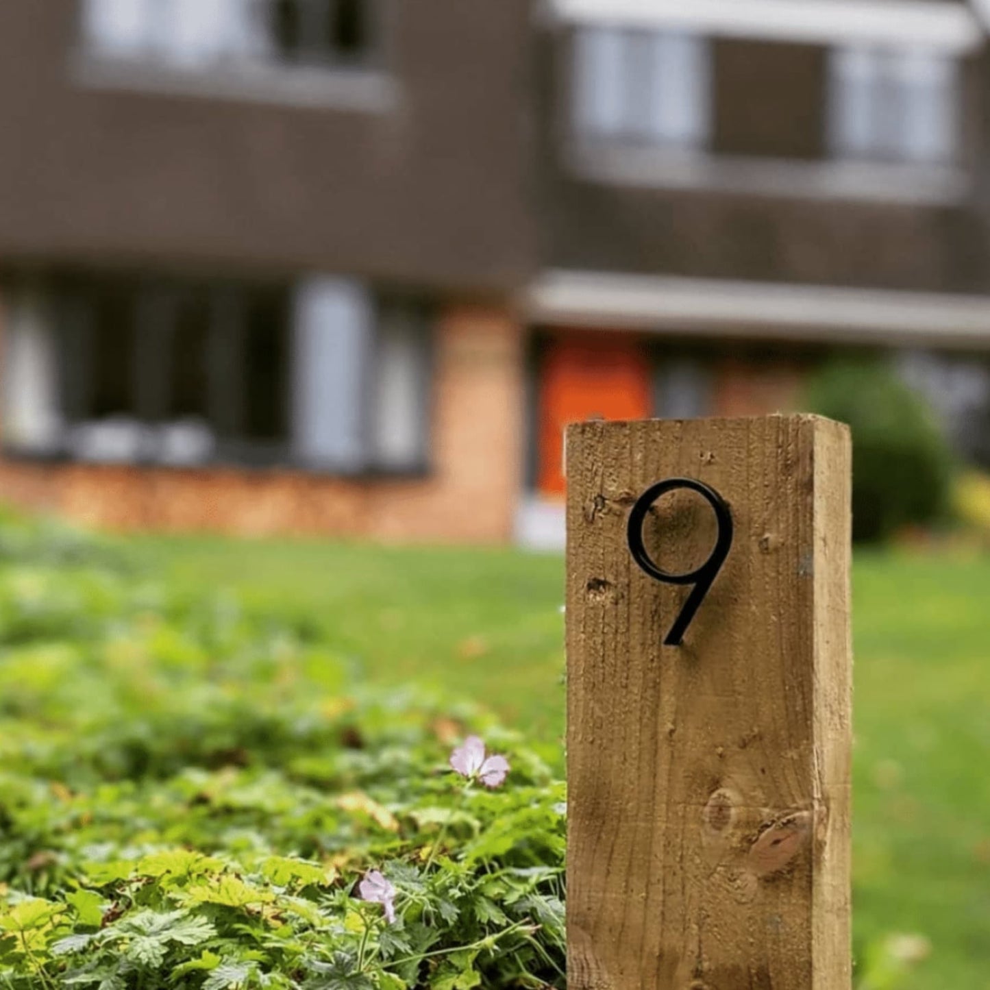 Moderne Hausnummern aus schwarzem Metall im schwebenden Stil