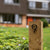 Moderne Hausnummern aus schwarzem Metall im schwebenden Stil
