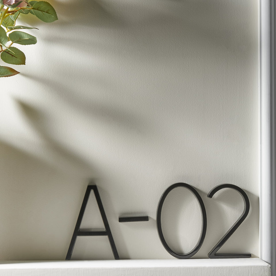 Moderne Hausnummern aus schwarzem Metall im schwebenden Stil