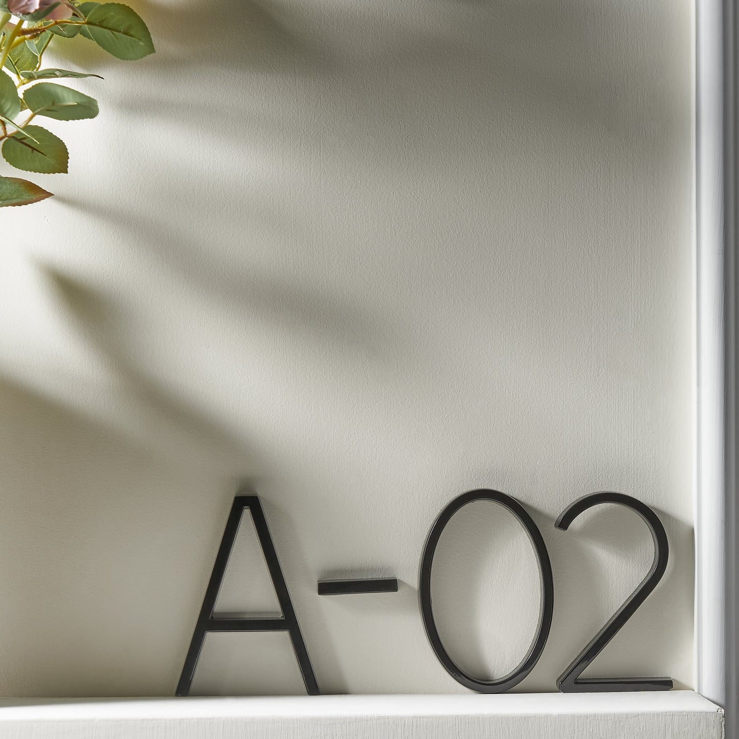 Moderne Hausnummern aus schwarzem Metall im schwebenden Stil