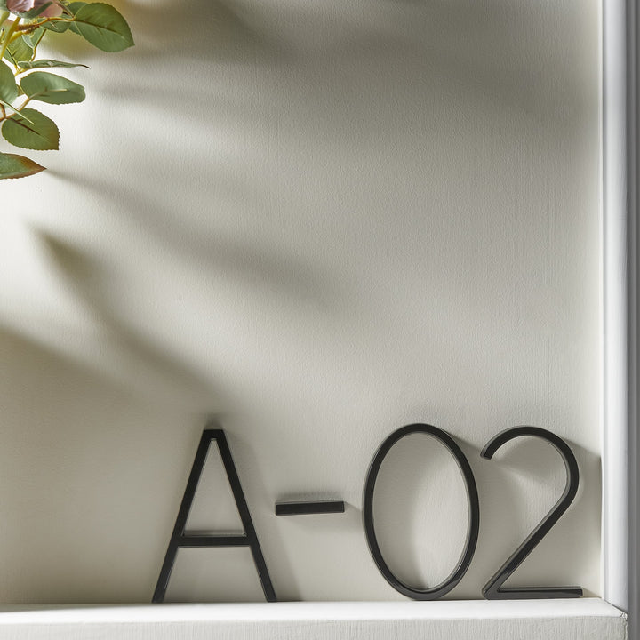 Moderne Hausnummern aus schwarzem Metall im schwebenden Stil