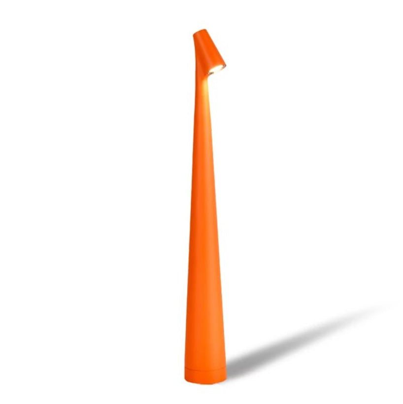 Orangefarbene Tischlampe mit elegantem, konischem Design

