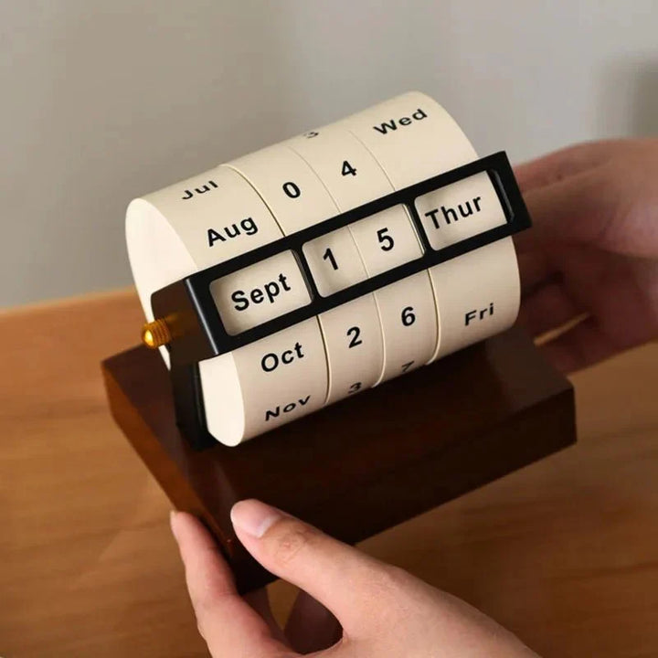 Moderner Perpetual Wheel Schreibtischkalender aus Holz und Metall | Karnz