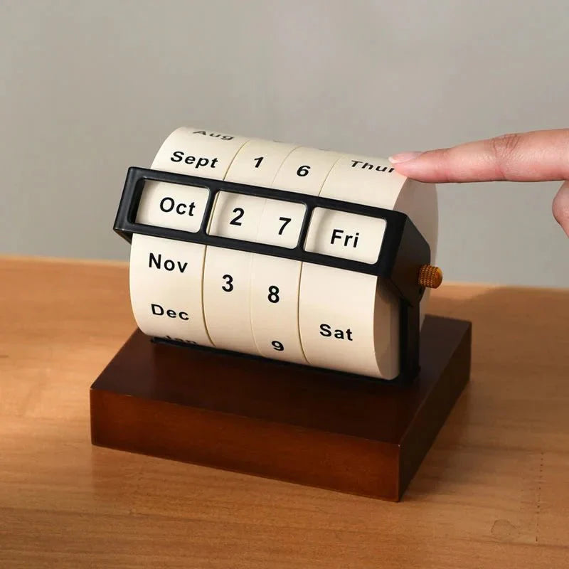 Moderner Perpetual Wheel Schreibtischkalender aus Holz und Metall | Karnz