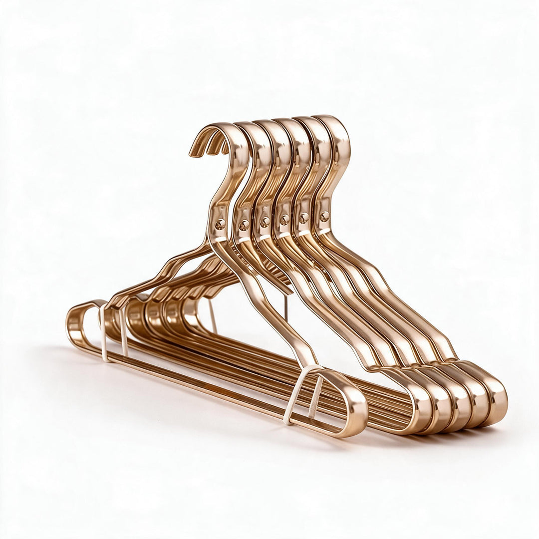 Hochwertige Kleiderbügel aus Messing für elegante Garderobe