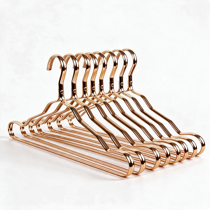 Hochwertige Kleiderbügel aus Messing für elegante Garderobe