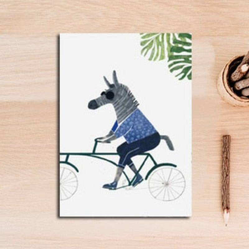 Nordische Tiere: Bär und Zebra auf dem Fahrrad – Leinwandbild