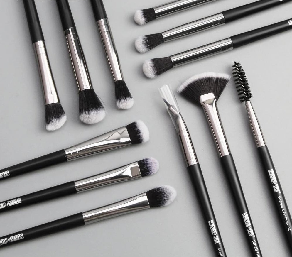 Set aus 12 professionellen Make-Up-Pinseln | Karnz