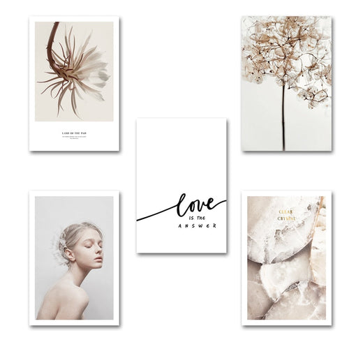 Moderne nordische Blumendrucke „Liebe ist die Antwort“ – Leinwandbild