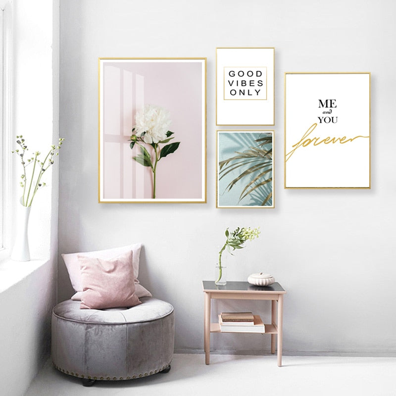 Modernes Wandbild mit rosa Blumen, grünen Blättern und Schriftzug - Leinwandbild