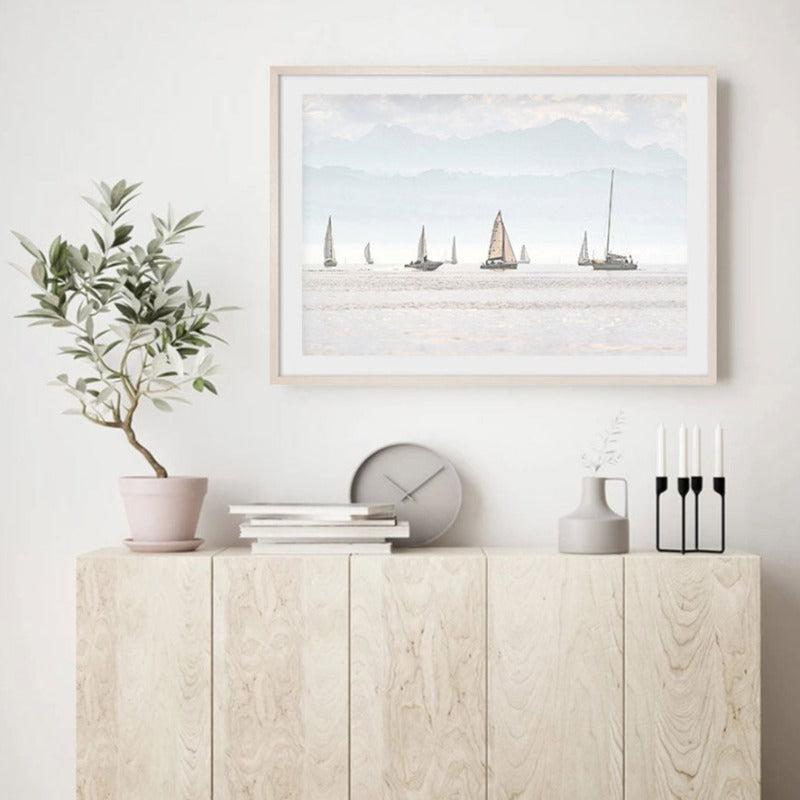Sommerlandschaft mit Segelbootmotiv – Minimalistischer Kunstdruck auf Leinwand