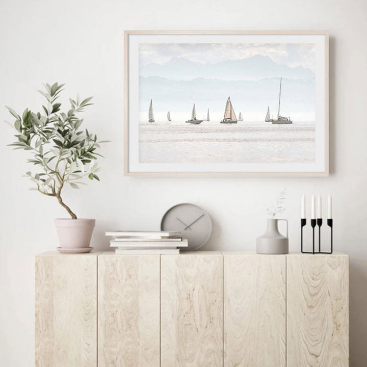 Sommerlandschaft mit Segelbootmotiv – Minimalistischer Kunstdruck auf Leinwand