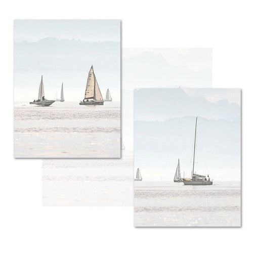 Sommerlandschaft mit Segelbootmotiv – Minimalistischer Kunstdruck auf Leinwand