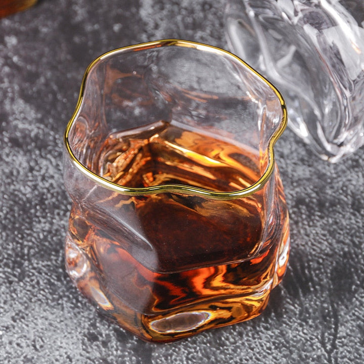 Whiskyglas-Set mit verzerrter Textur