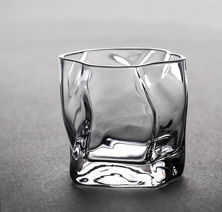 Whiskyglas-Set mit verzerrter Textur
