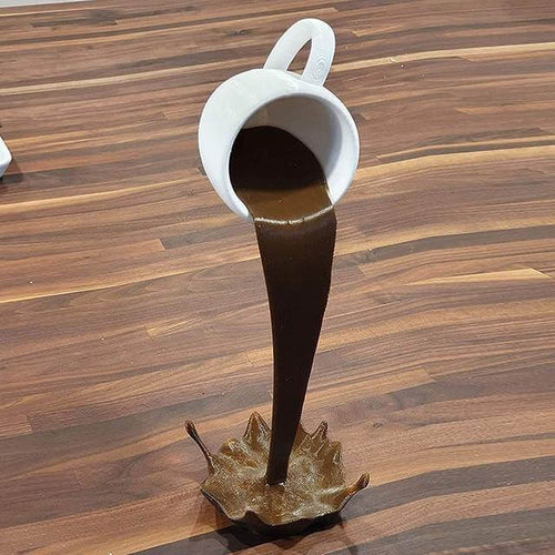 Schwebende verschüttete Kaffeetasse Dekor | Karnz