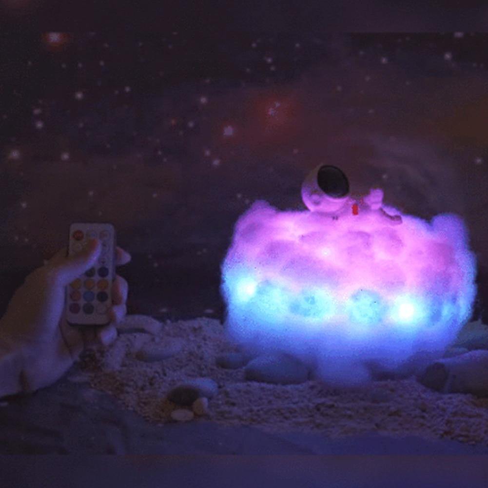 Astronaut Farbige Wolken Nachtlicht | Karnz
