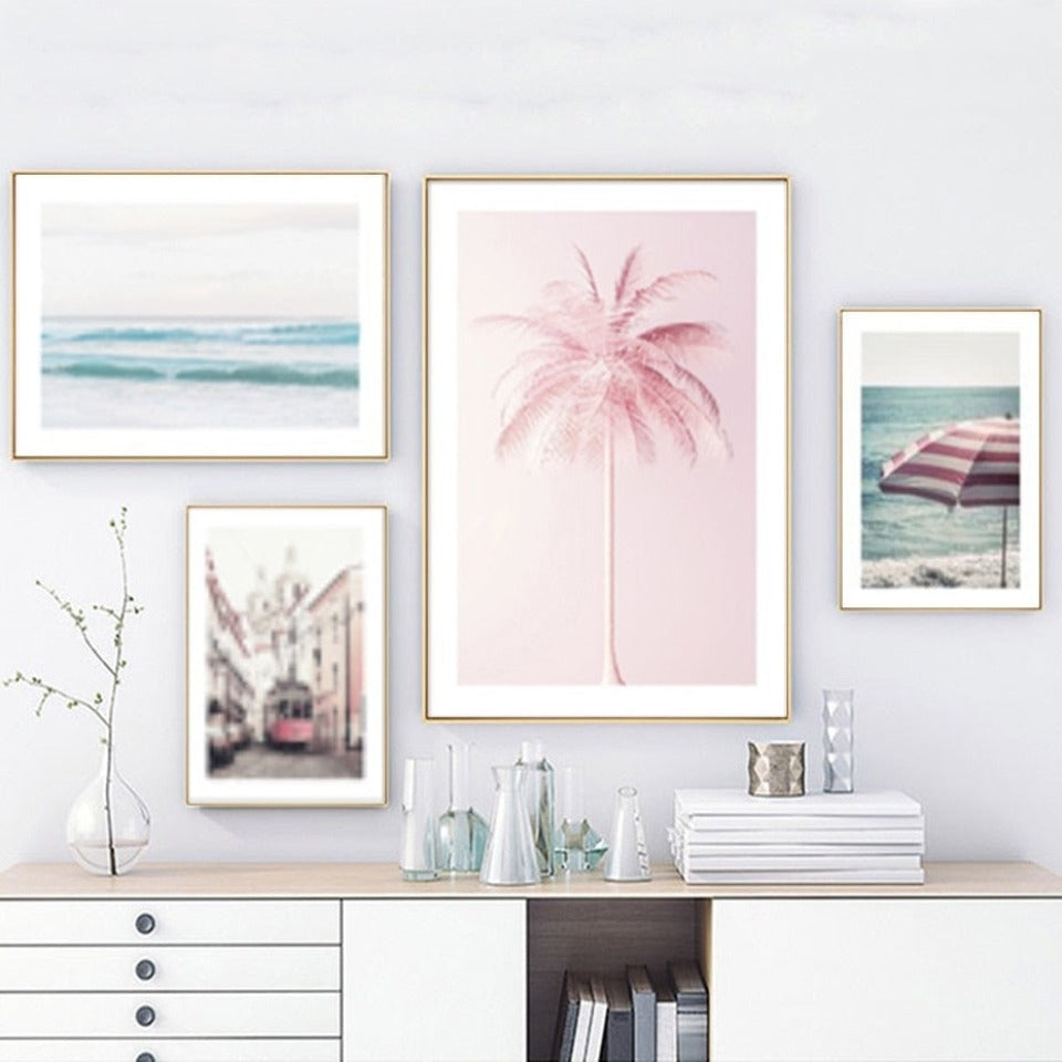 Erfrischende Meereslandschaft mit rosa Kokospalme – Leinwandbild
