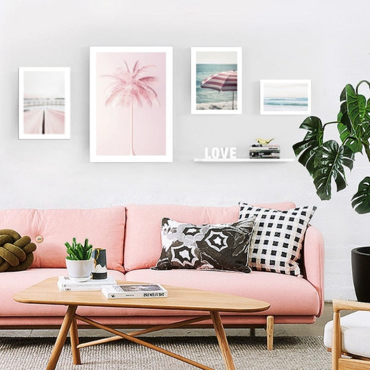 Erfrischende Meereslandschaft mit rosa Kokospalme – Leinwandbild