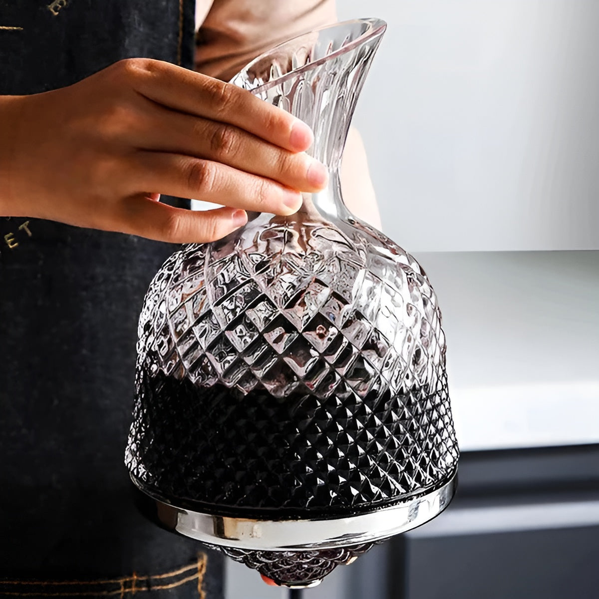 Kristallglas Karaffe – 360° drehbar und elegant | 1,5 L Wein- und Getränkespender | Karnz