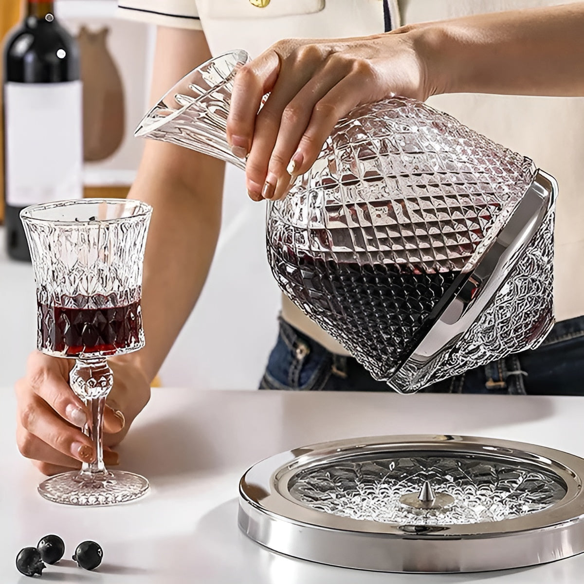 Kristallglas Karaffe – 360° drehbar und elegant | 1,5 L Wein- und Getränkespender | Karnz