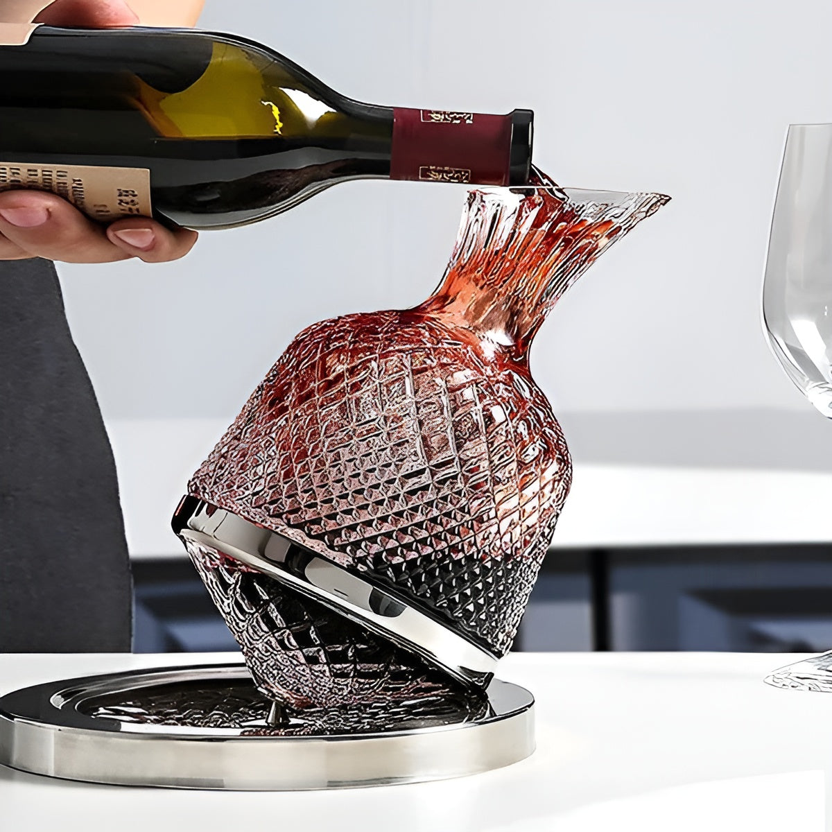 Kristallglas Karaffe – 360° drehbar und elegant | 1,5 L Wein- und Getränkespender | Karnz