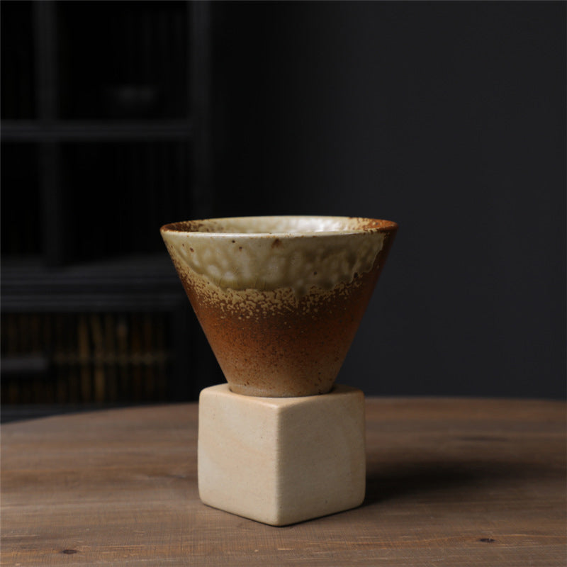 Grobkeramische Kaffeetasse mit Basis Kegelform Couture Tasse & Basisset | Karnz