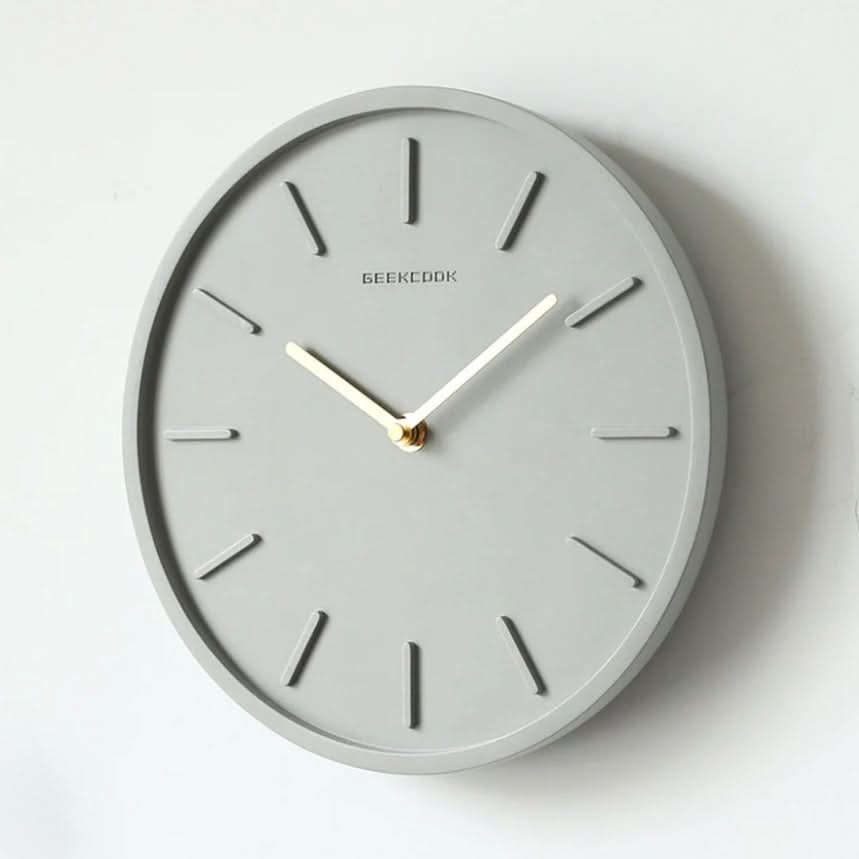 Skandinavische Zementwanduhr mit Metallpendel