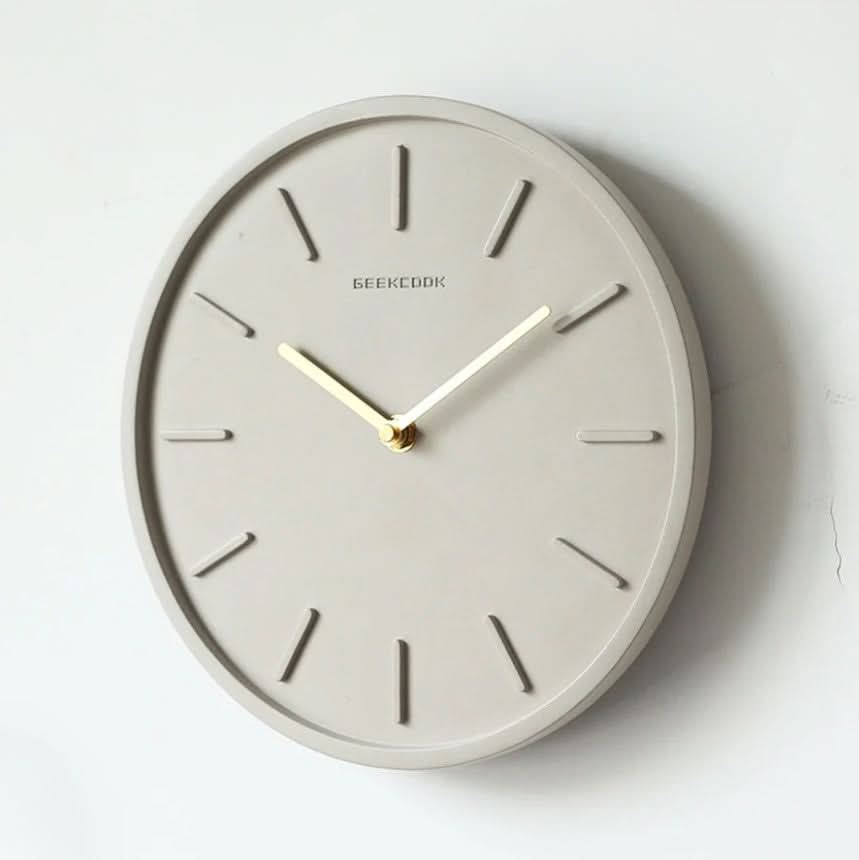 Skandinavische Zementwanduhr mit Metallpendel