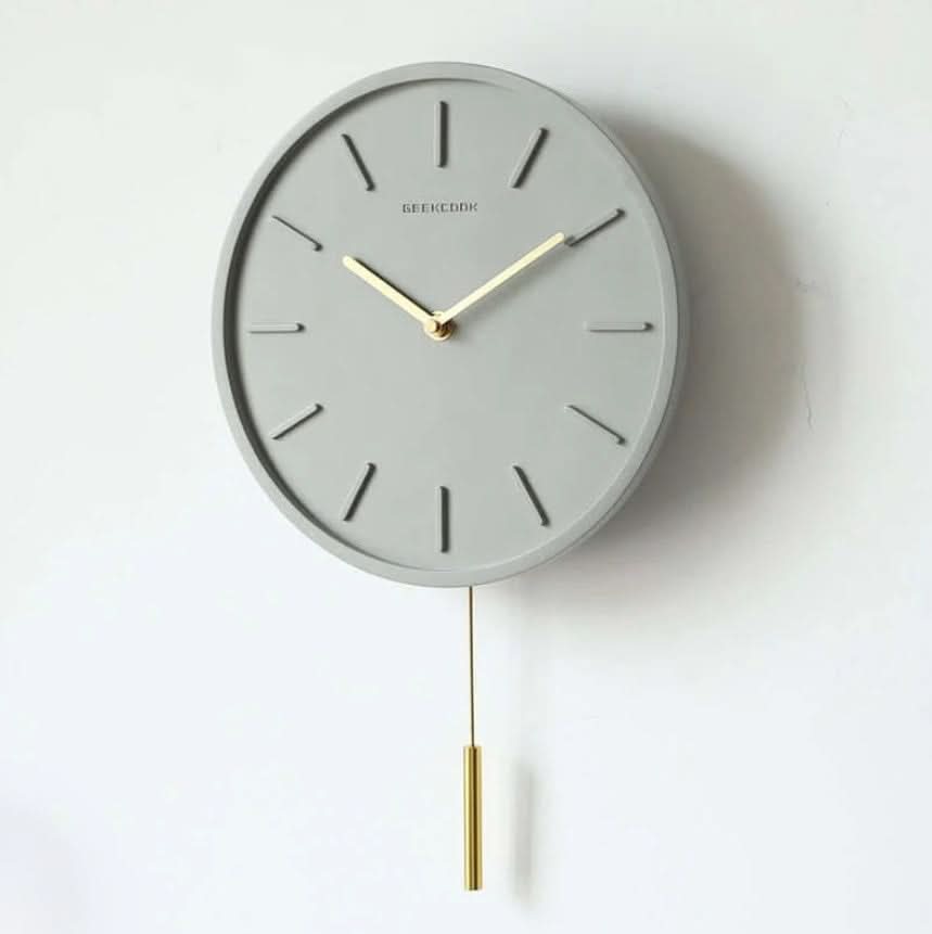 Skandinavische Zementwanduhr mit Metallpendel
