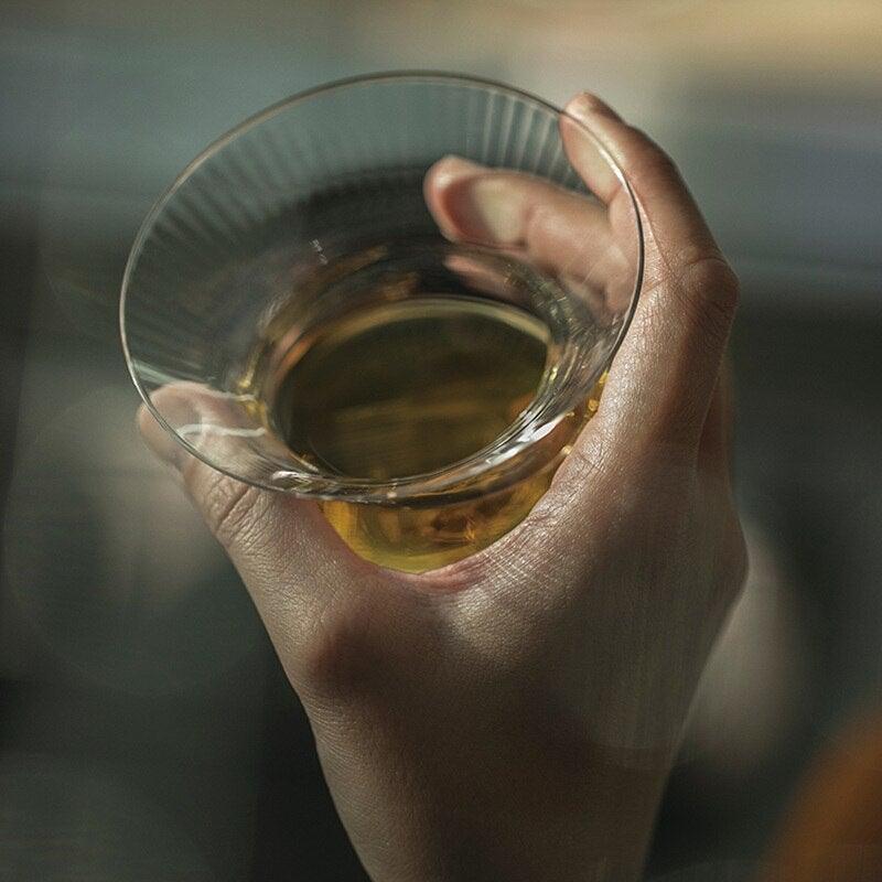 Drehbarer Spiegel aus Glas – Drehbares Whiskyglas
