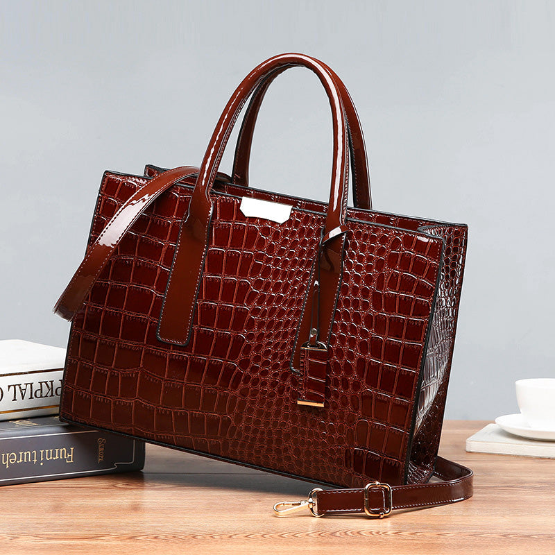 Tasche mit Krokodilprägung.