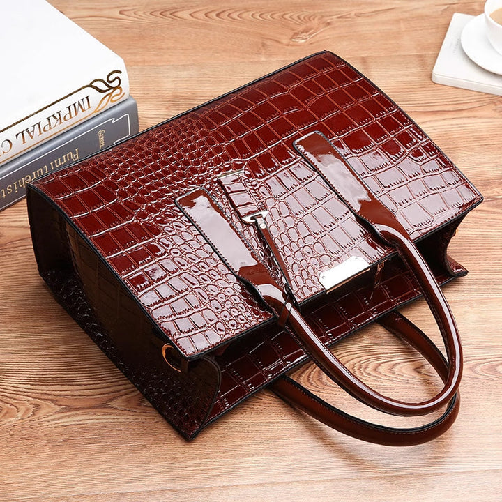 Tasche mit Krokodilprägung.