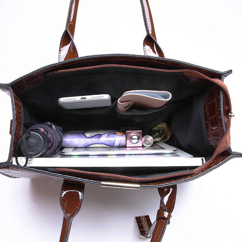 Tasche mit Krokodilprägung.